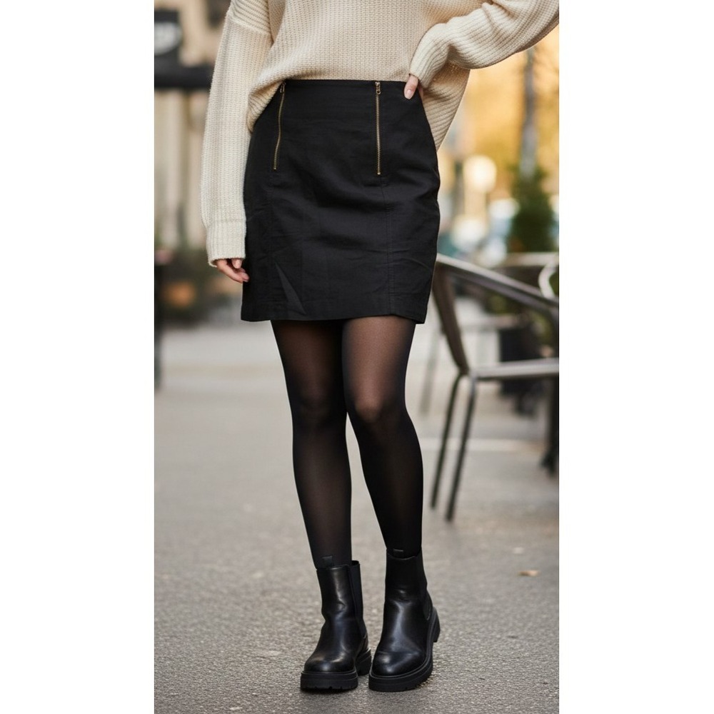LOFT Black Textured Mini‎ Skirt Size 2 Gold Exposed Zipper Accents Cotton Blend